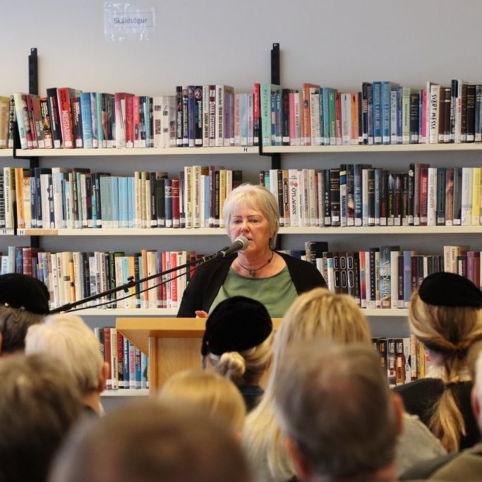 Sigríður Garðarsdóttir kynnir Vísnakeppni Safnahússins