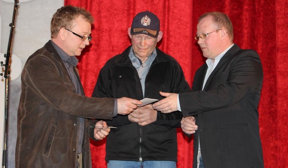 Páll Friðriksson, fyrrum umsjónarmaður Vísnakeppni Safnahússins, afhendir verðlaun fyrir tíu árum. V…