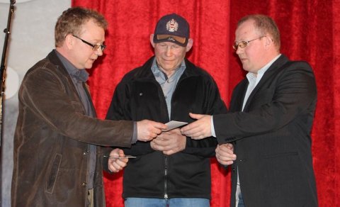 Páll Friðriksson, fyrrum umsjónarmaður Vísnakeppni Safnahússins, afhendir verðlaun fyrir tíu árum. V…